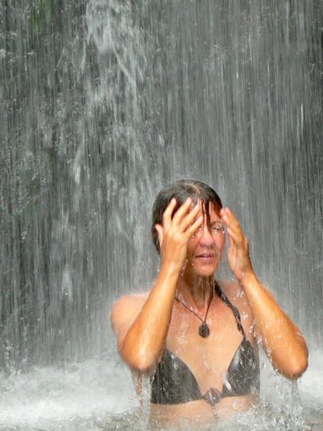 98- Pascale sous la douche 